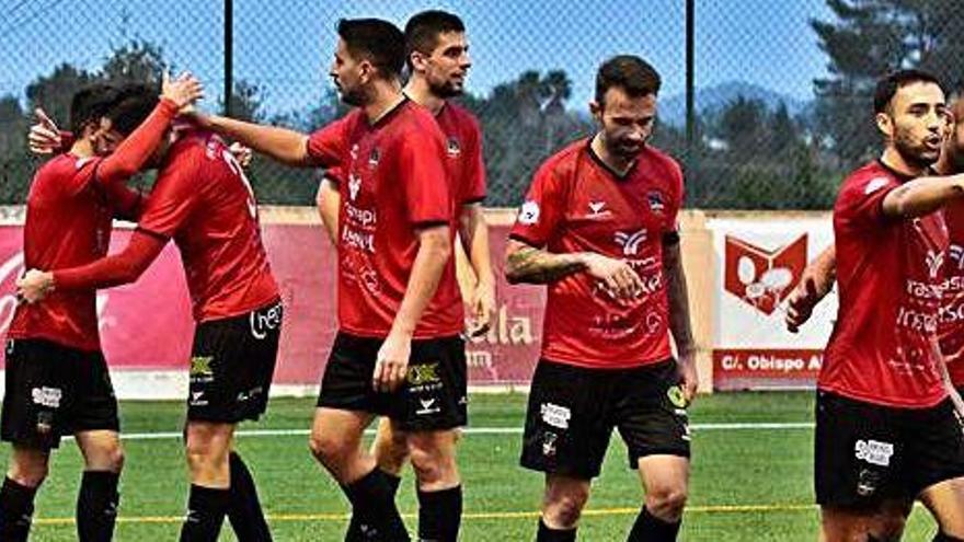 Omar es felicitado por su compañeros tras marcar el tercer gol de su equipo en la tarde de ayer, en Sant Rafel.