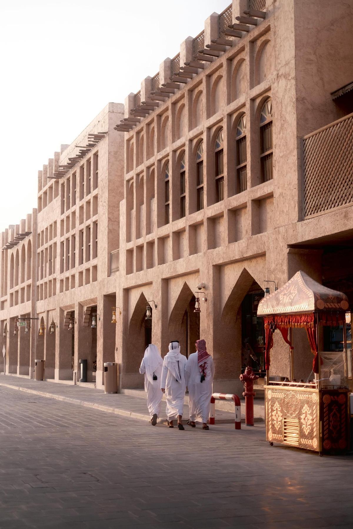 El zoco de Doha, un baile de especias, animales y textiles