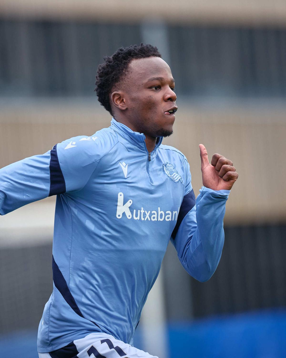 Ochieng calentando antes de un partido de la Real Sociedad B