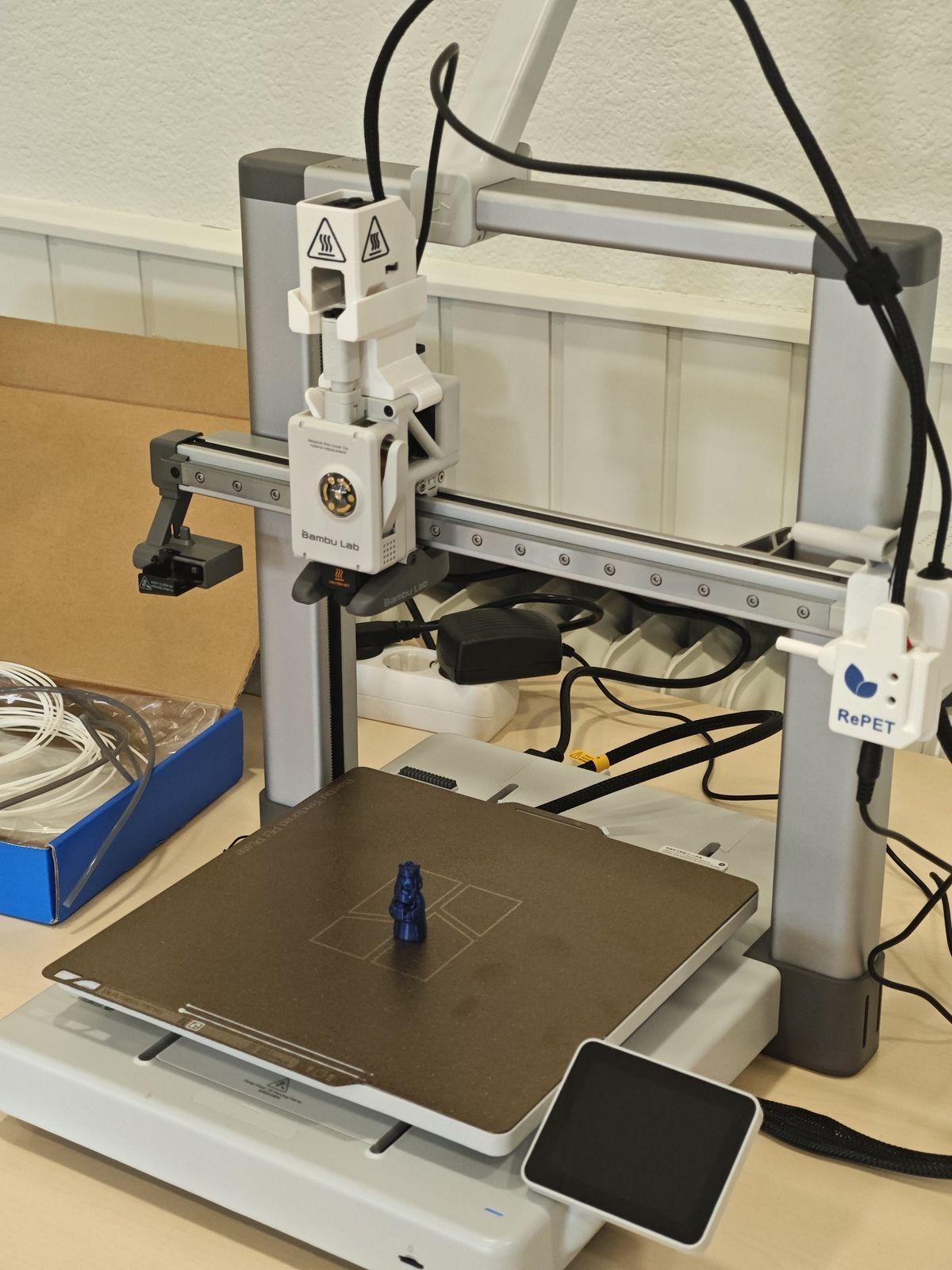 Per convertir les ampolles de plàstic en filament per a impressores 3D es va comptar amb la col·laboració de l’empresa Filarte 3D