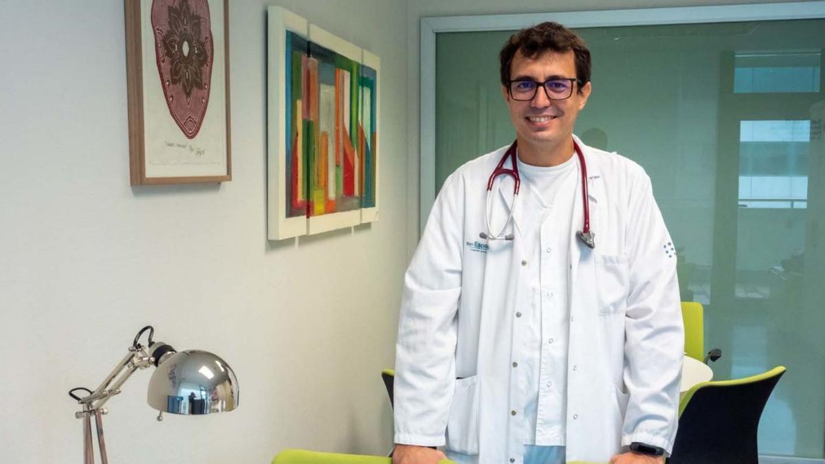 El cardiólogo Xavier Rosselló posa en su consulta de Son Espases.