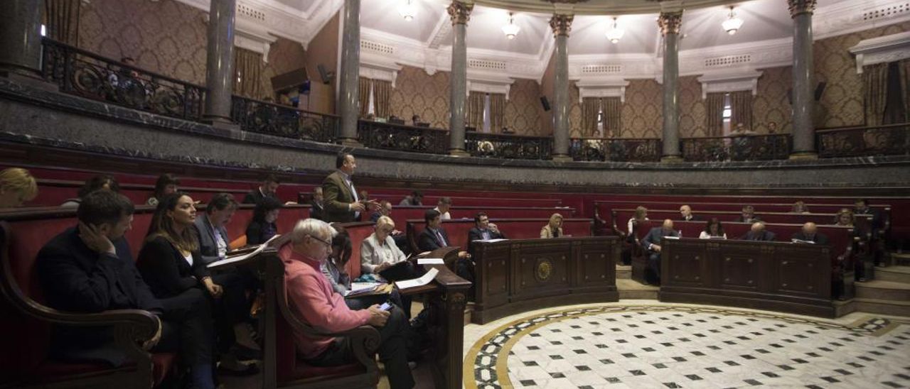 El hemiciclo del Ayuntamiento de València con la corporación anterior. El hemiciclo del Ayuntamiento de València con la corporación anterior.