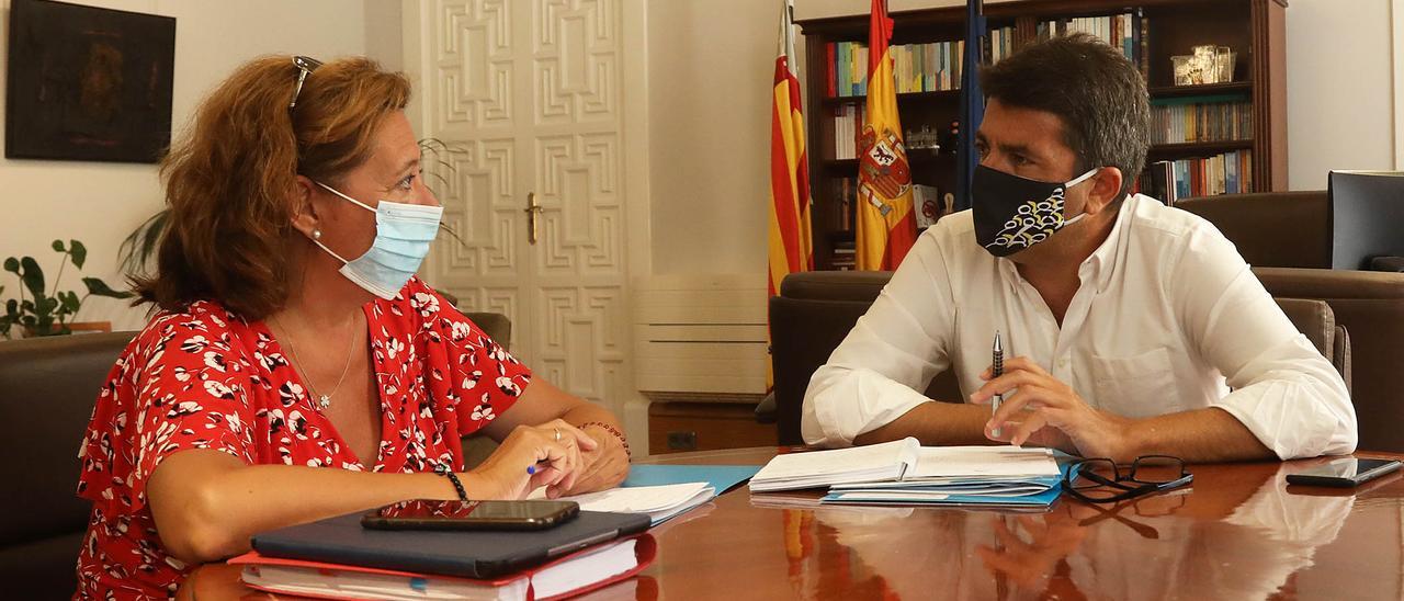 La diputada de Fondos Europeos, María Gómez, con el presidente de la institución provincial, Carlos Mazón.
