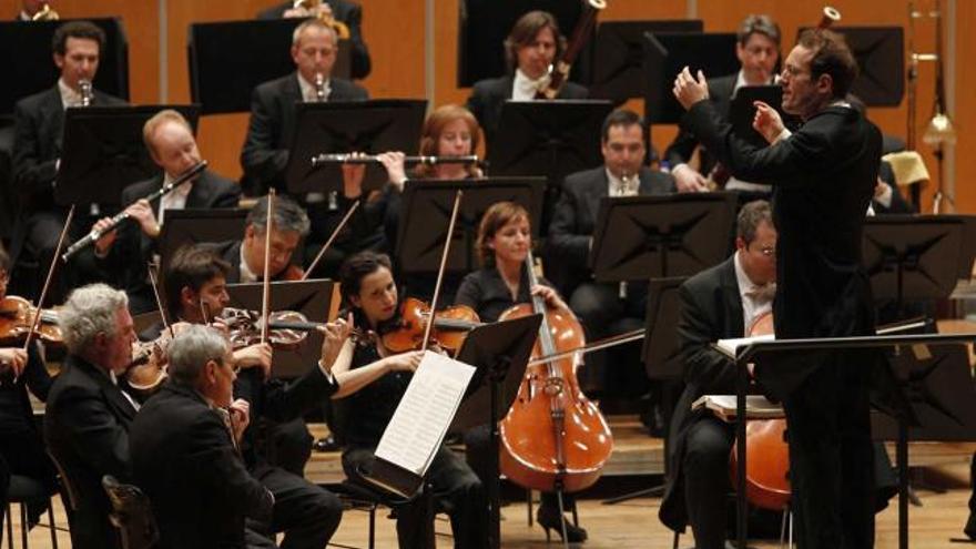 Pablo González, ayer, al frente de la OSPA, interpretando la obertura «Egmont», de Beethoven, en el Auditorio.