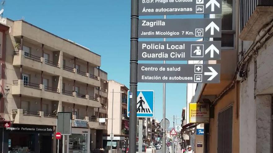 El Ayuntamiento de Priego renueva la señalización turística y direccional del casco urbano