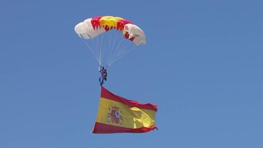 Una valenciana, la primera mujer en desplegar la bandera de España en el desfile del 12 de octubre