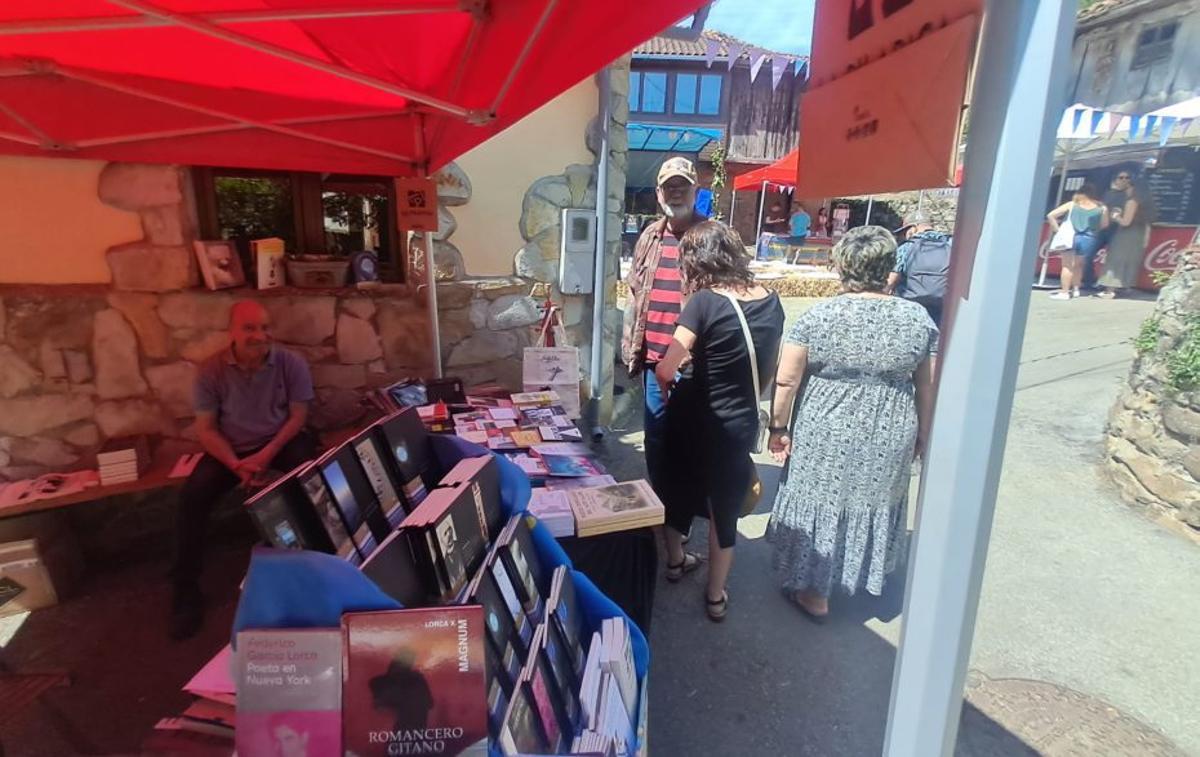 Uno de los puestos literarios del festival. | D. M.