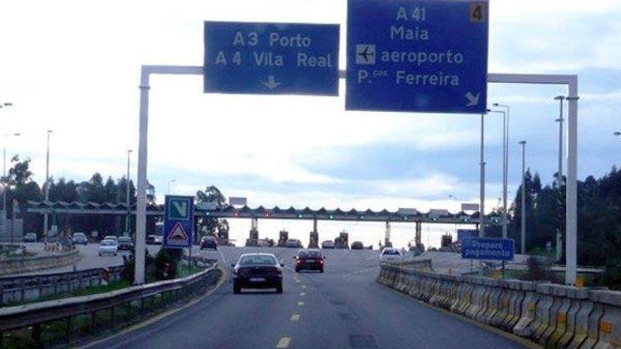 Vehículos dirigiéndose a los peajes ubicados a la entrada a la ciudad de Oporto.