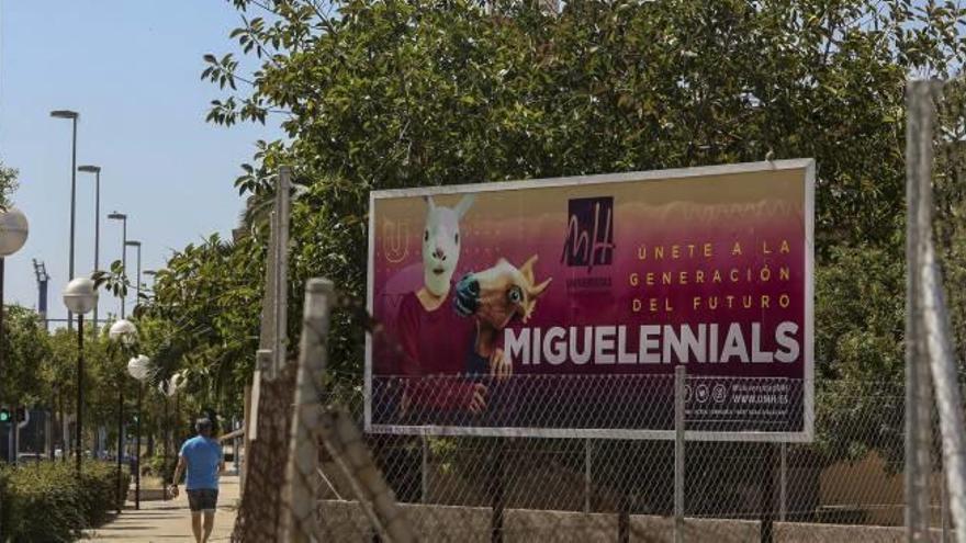 Valla publicitaria que se puede observar en una de las conexiones entre el campus de San Vicente del Raspeig y Alicante, en la calle Teulada.
