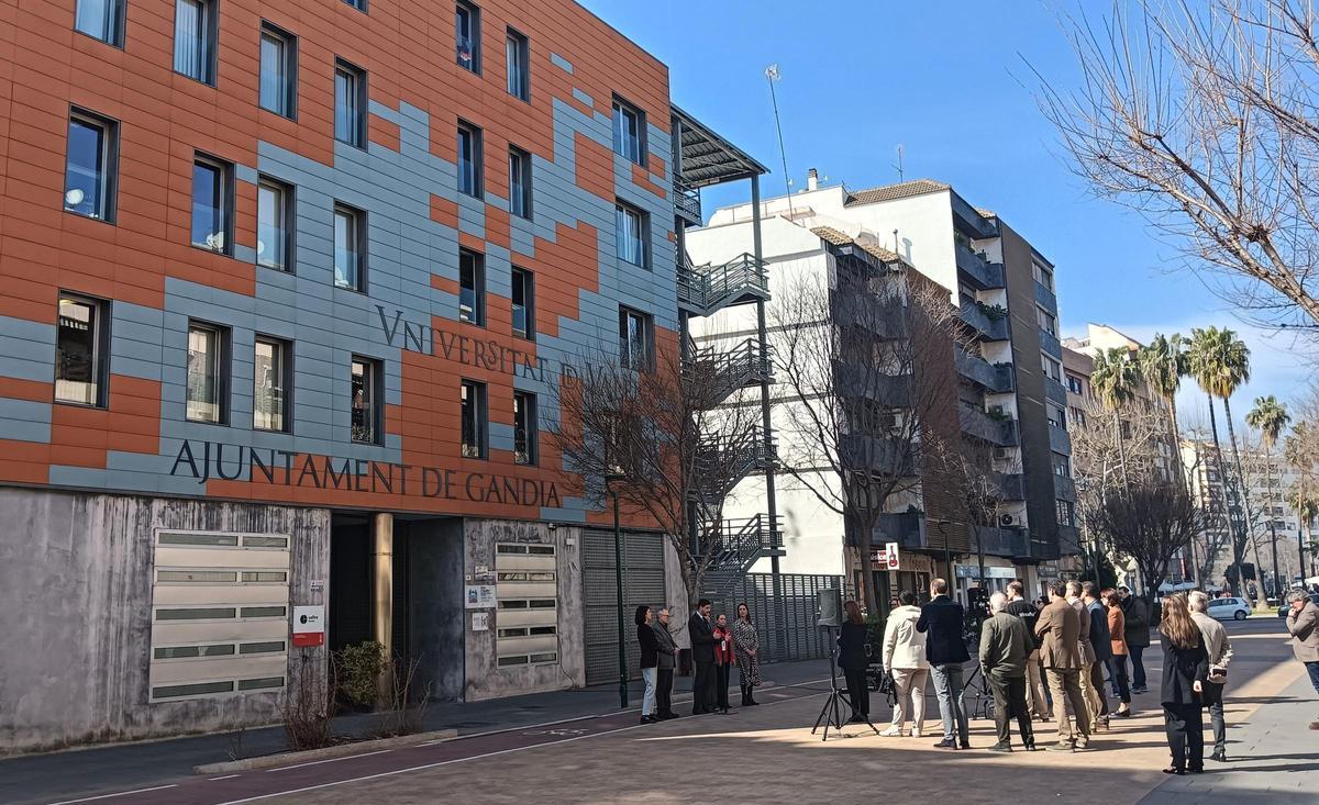 Vista del edificio Tossal con los representantes municipales y de la UV en la rueda de prensa.