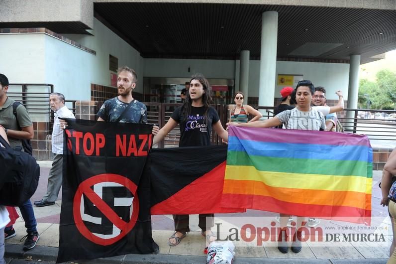 Concentración LGTBI en protesta por la manifestación neonazi del sábado