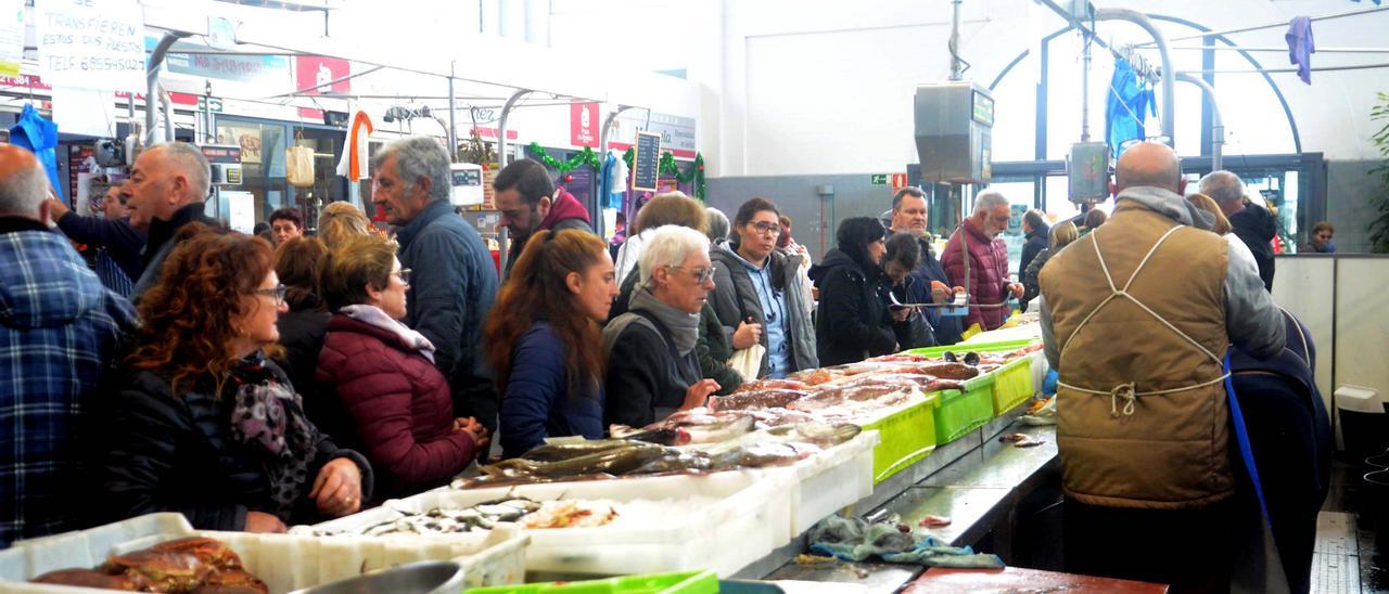 El mercado municipal de abastos de Vilagarcía, ayer. |   //  NOÉ PARGA