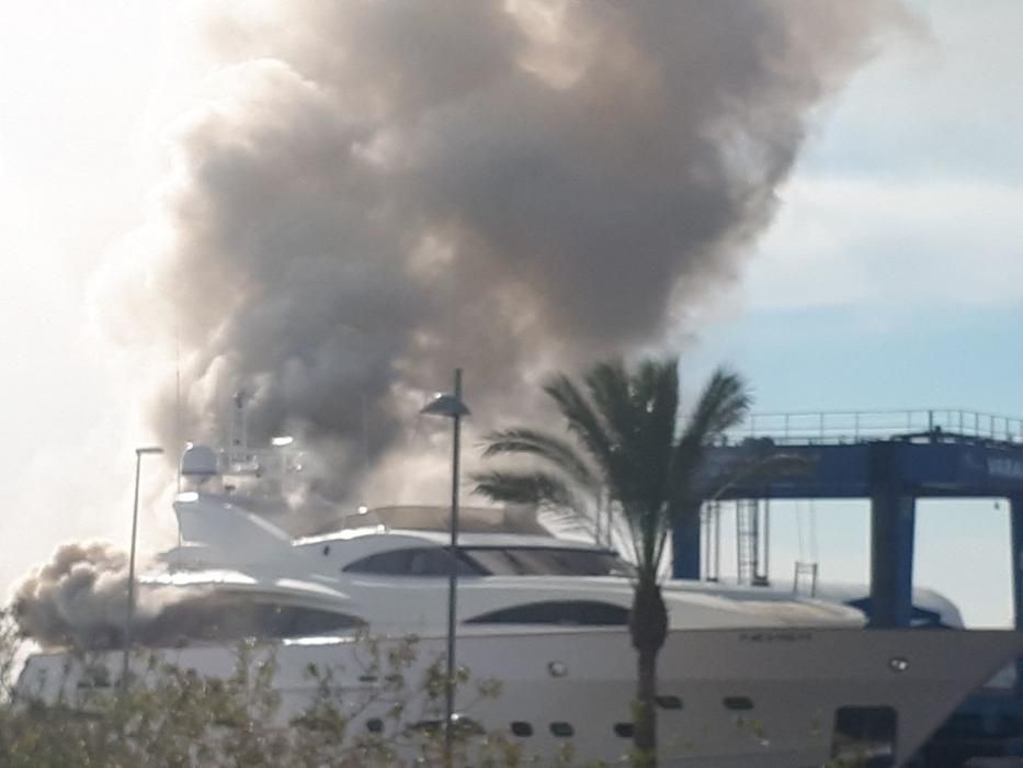 Arde un yate en el puerto pesquero de Alicante