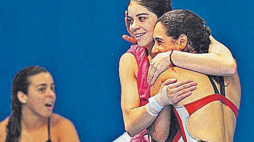 Saltadoras celebran el bronce,  toalla en mano.