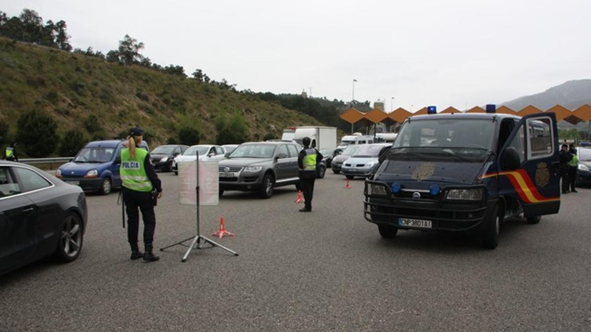 Control policial en la AP-7 en la Jonquera, este sábado, primer día de la suspensión de Schengen.