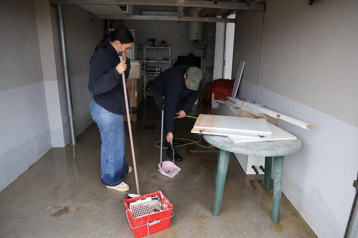 Vecinos de Cogullada limpian en barro de sus casas tras la inundación Vecinos de Cogullada limpian en barro de sus casas tras la inundación