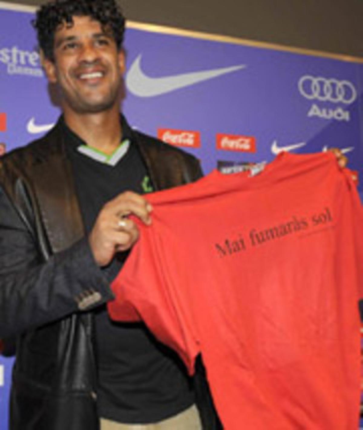 Frank Rijkaard, amb la samarreta que li han regalat els periodistes. Frank Rijkaard, amb la samarreta que li han regalat els periodistes.