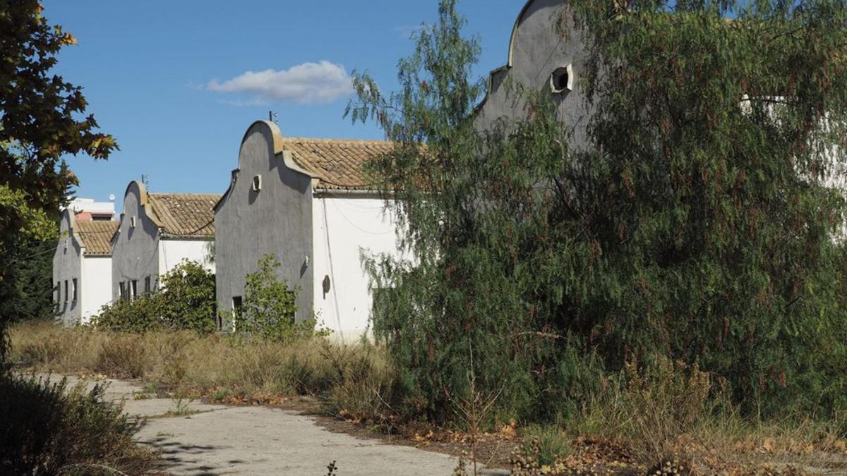 Estado actual del interior del antiguo acuartelamiento de Son Busquets con edificios que alojaban distintas dependencias.