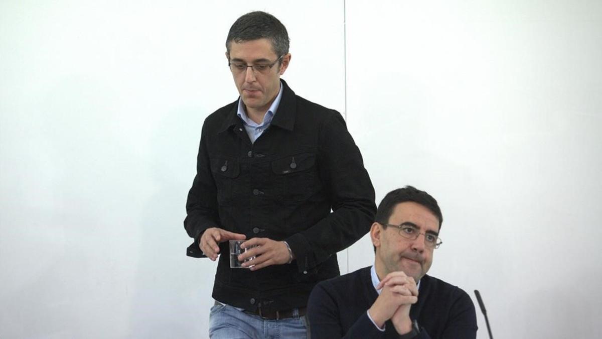 El diputado Eduardo Madina y el portavoz de la gestora, Mario Jiménez, este viernes en la sede del PSOE.