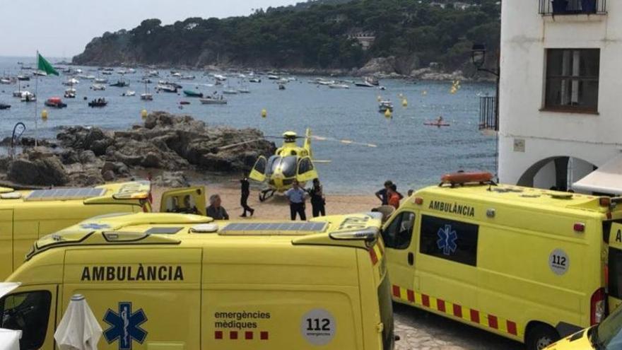 Les ambulàncies i l&#039;helicòpter del SEM a la platja de Port Bo