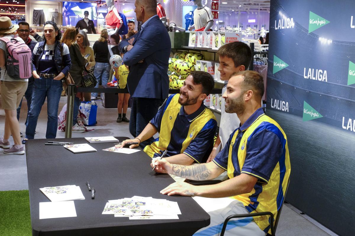 Firma de Jesé y Kirian en El Corte Inglés de Mesa y López