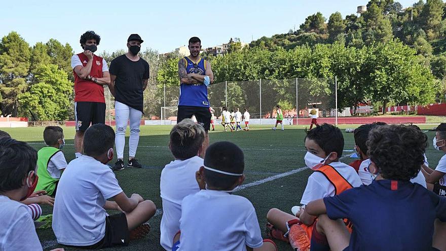 Aitor Ruibal, vestit de color blau, va passar una bona estona al camp on va jugar de cadet i de juvenil