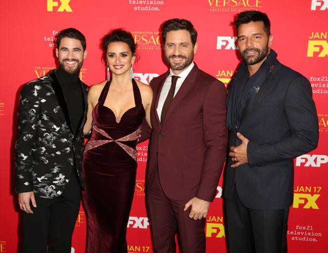 Penélope Cruz con vestido de Stella McCartney junto a sus compañeros de reparto