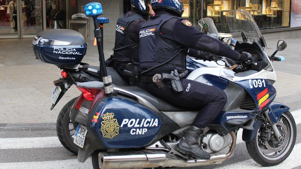 Agentes de la Policía Nacional detuvieron a la madre por malos tratos en el ámbito familiar.