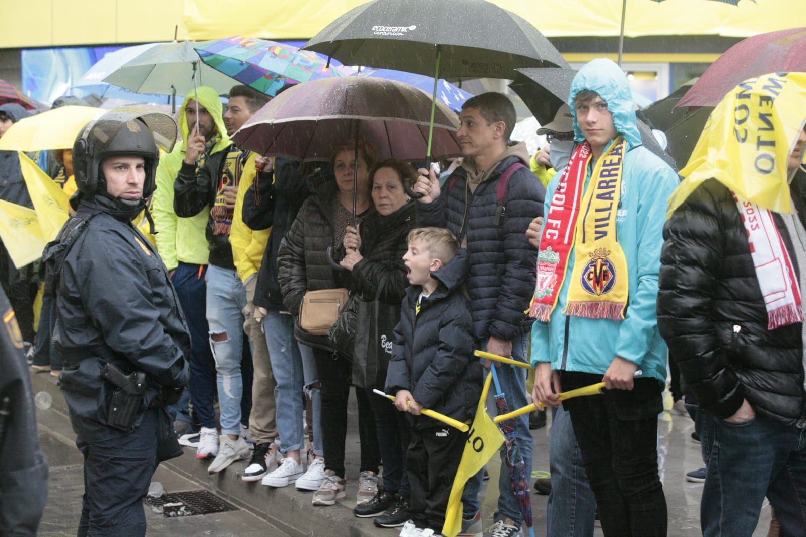 Fotogalería | La lluvia no frena las ganas de la afición del Villarreal de ver a su equipo en la final de Champions