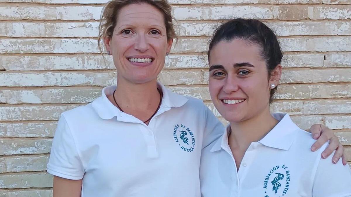 Ibón y Cristina, las primeras danzantes mujeres de Huesca.