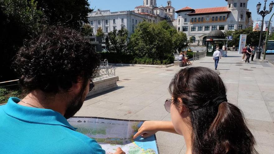 Una pareja de turistas en Santander