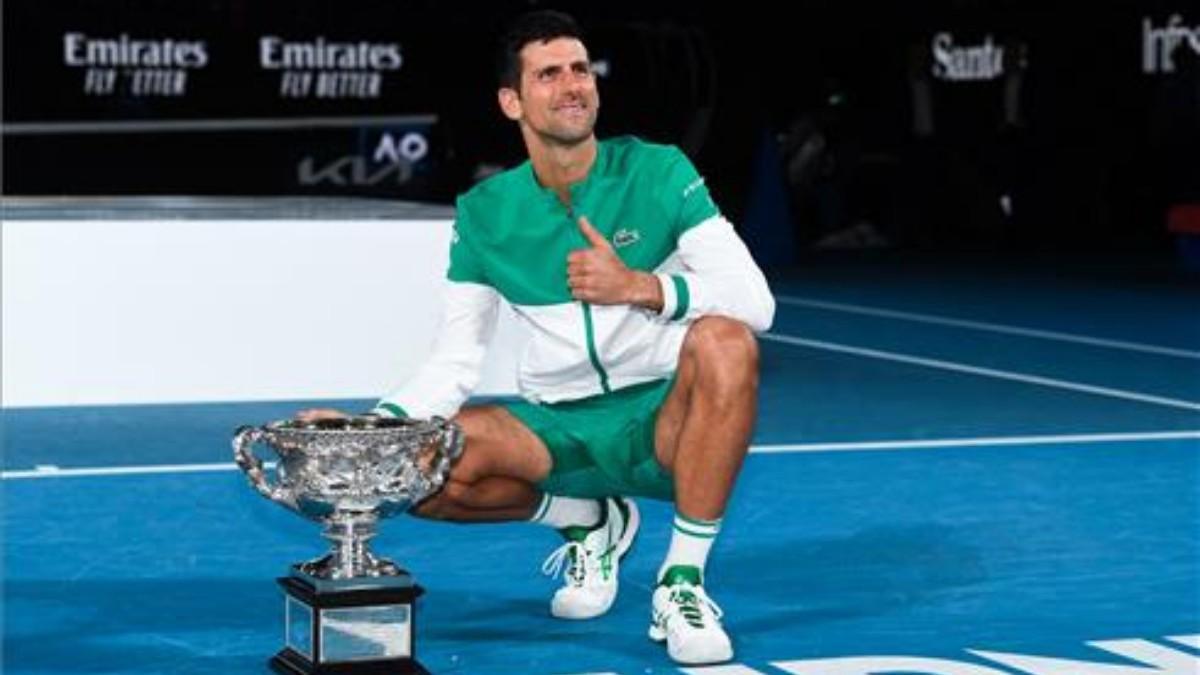 Djokovic con su trofeo de campeón