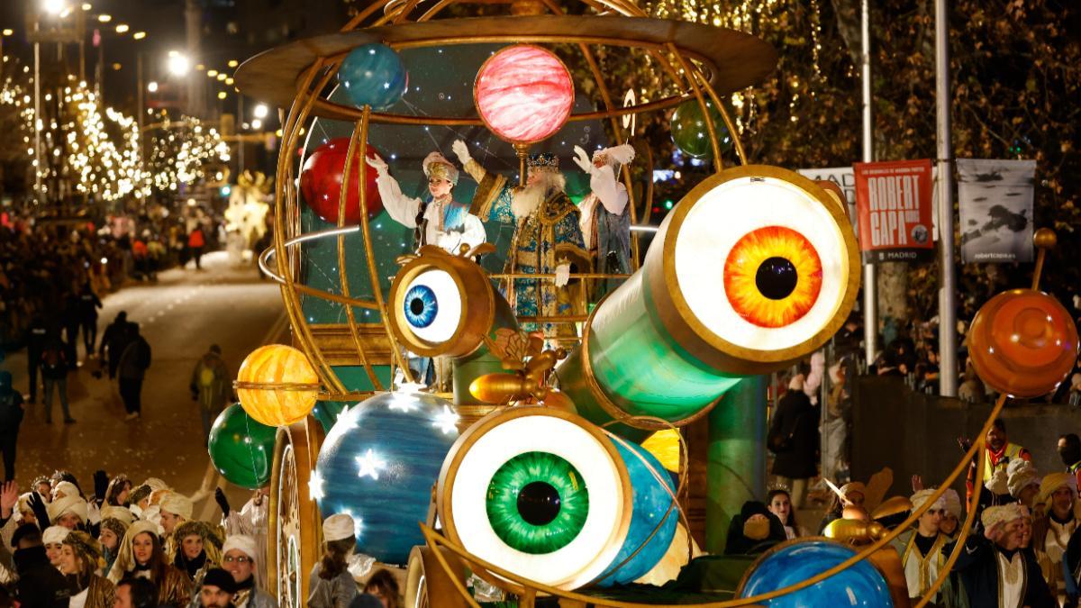 El rey Melchor durante de la Cabalgata de Reyes de Madrid que bajo el lema El saber compartido discurre este lunes entre la Plaza de San Juan de la Cruz y la Plaza de Cibeles.