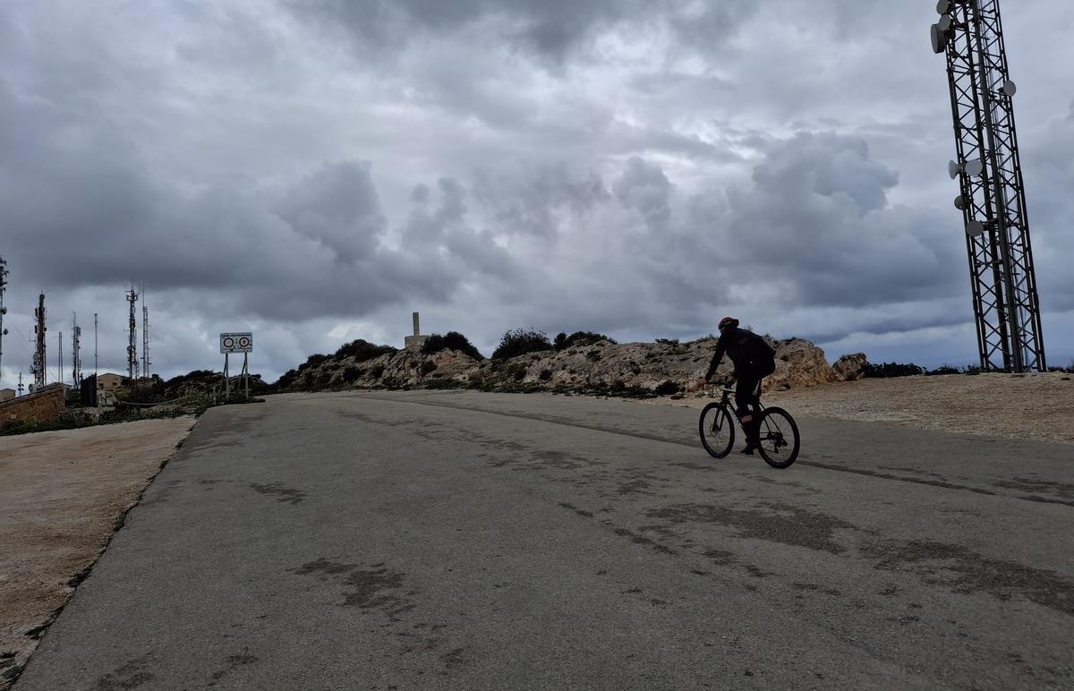 Un ciclista asciende a esta cumbre que se eleva 440 metros sobre el nivel del mar