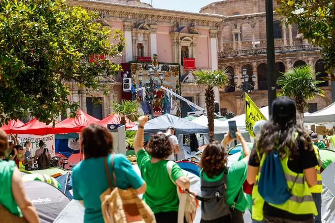 Docentes en huelga y organizadores de la fiesta del Corpus conviven en la plaza de la Virgen