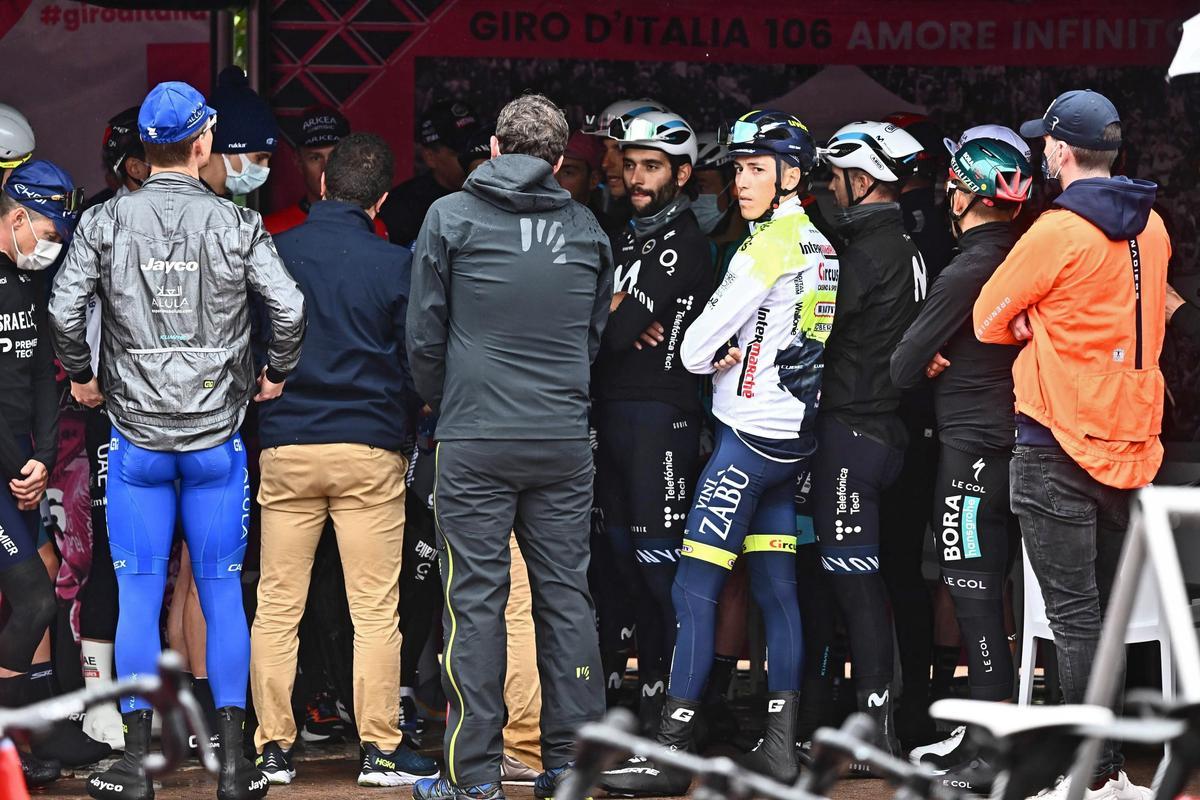 Scandiano (Italy), 16/05/2023.- Riders during the signing in prior the 10th stage of the 2023 Giro d’Italia cycling race over 196 km from Scandiano to Viareggio, Italy, 16 May 2023. (Ciclismo, Italia) EFE/EPA/LUCA ZENNARO