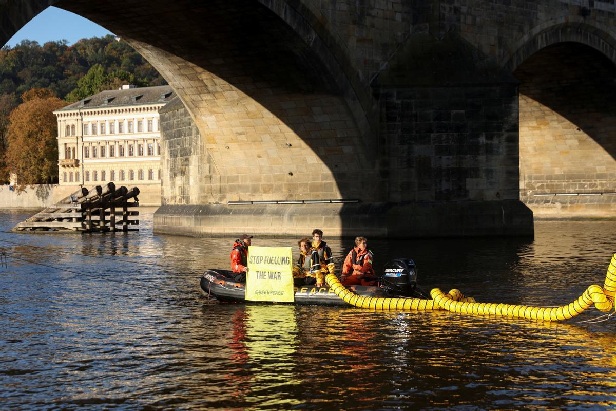 Greenpeace protesta con un gasoducto hinchable en Praga ante la cumbre de líderes europeos