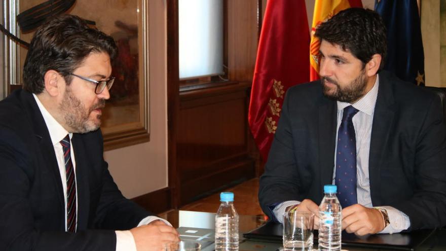 Miguel Sánchez y Fernando López Miras durante el encuentro del pasado lunes.