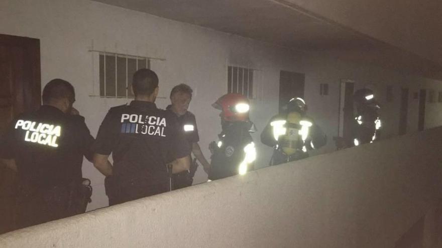 Agentes de la Policía Local de Calvià y Bombers de Mallorca, ayer, durante el incendio.