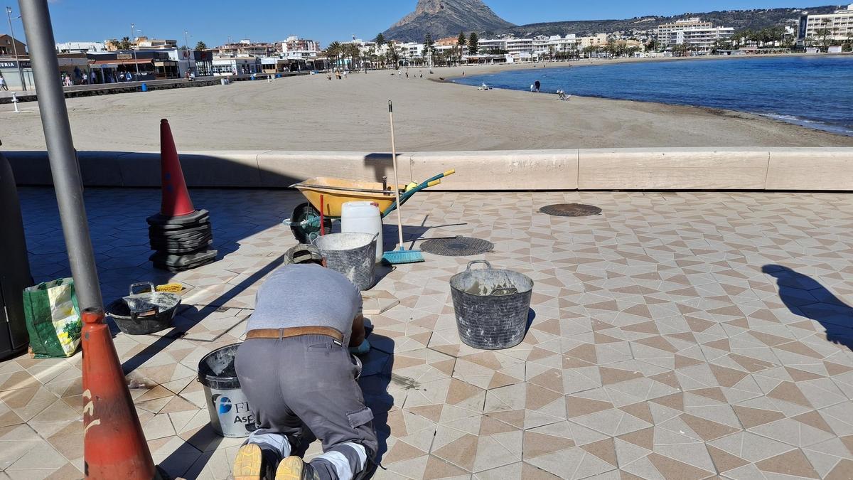 Los trabajos que se están llevando a cabo en el paseo marítimo de la playa del Arenal