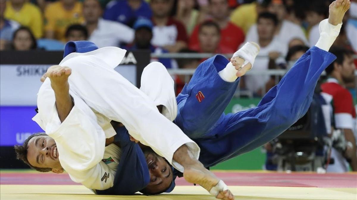 El judoca español Sugoi Uriarte (de azul) compite con el azerbayano Nijat Shikhalizada.