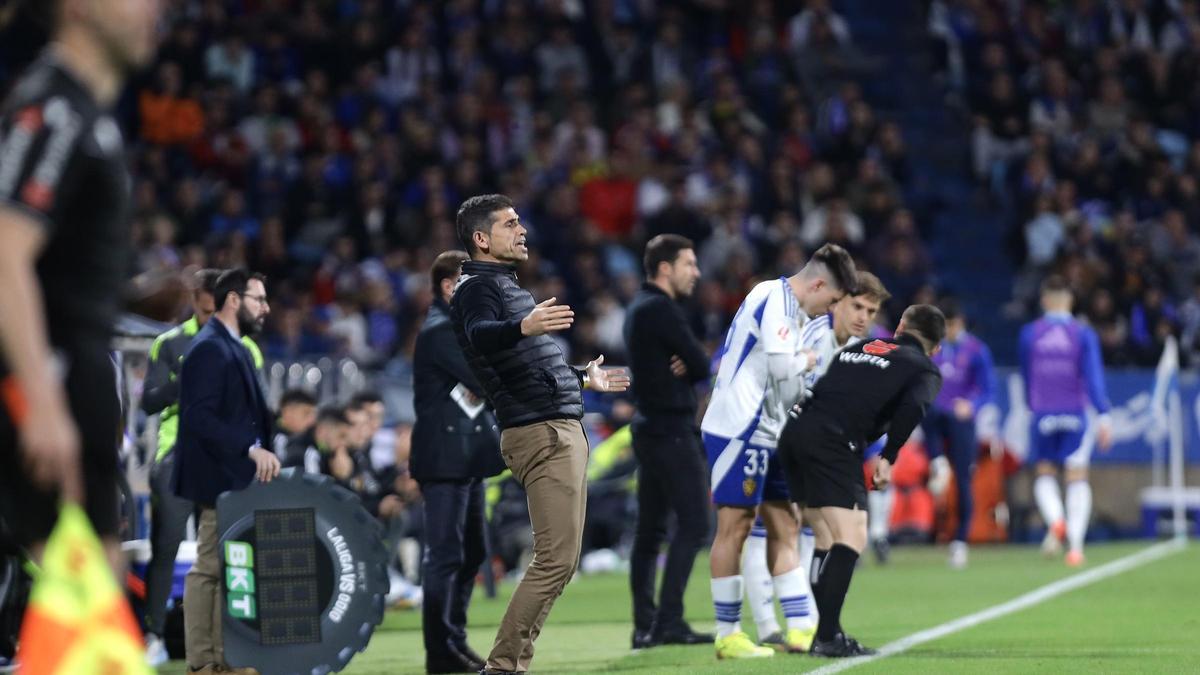 Antonio Hidalgo, en el área técnica durante el derbi aragonés
