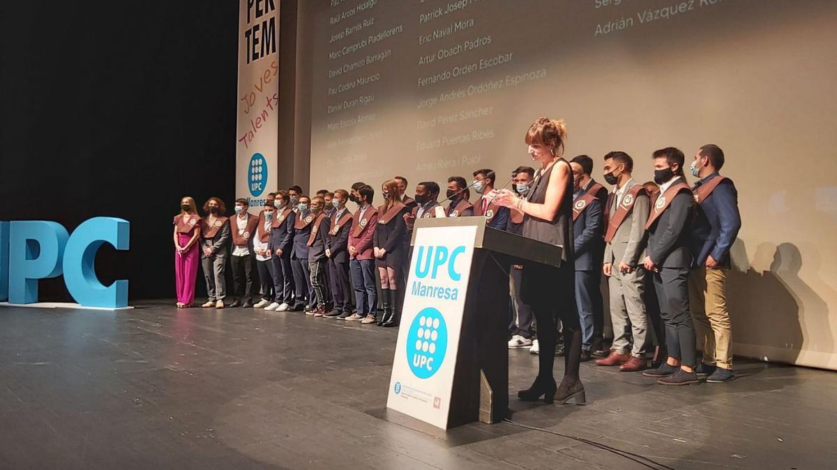 La primera promoció del grau d’enginyeria d’Automoció a l’escenari del Kursaal, aquest dijous