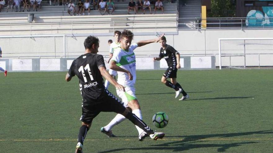 Un jugador del Pabellón le disputa un balón a un rival, ayer en Os Remedios. // Jesús Regal