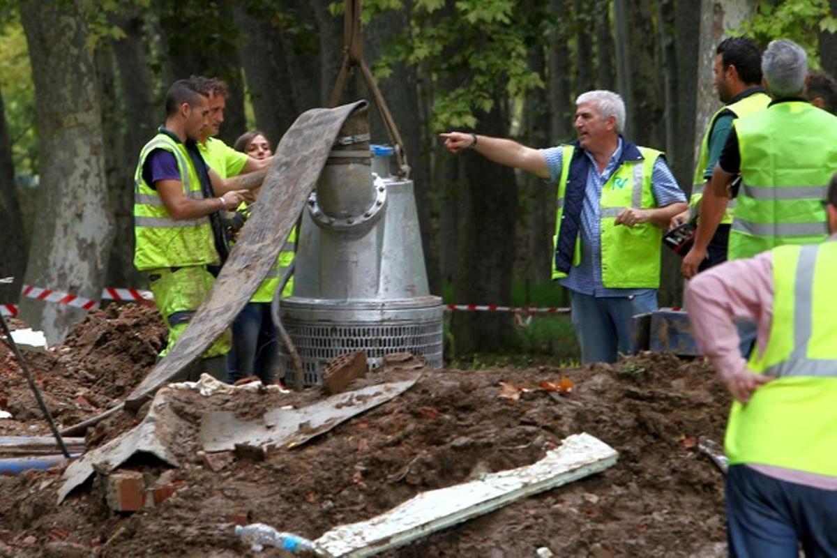 Un grup d’operaris extreuen aigua de la via inundada, dimarts a Girona. Un grup d’operaris extreuen aigua de la via inundada, dimarts a Girona.