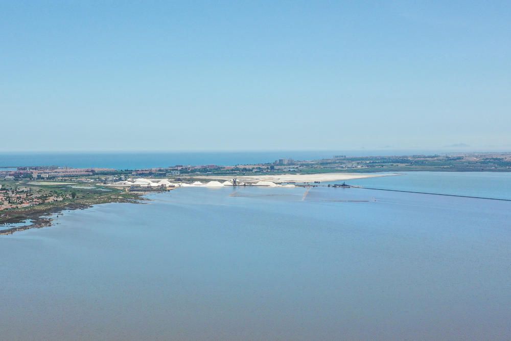 Las aguas de las salinas de Torrevieja perdieron el rosa en febrero. Normalmente es un cambio puntual. Pero este año a las puertas de verano siguen igual. Los episodios de lluvias torrenciales tienen