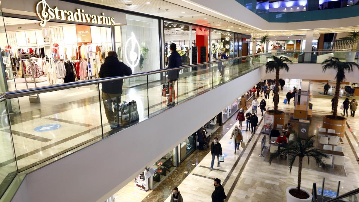 Interior de la galería comercial de Grancasa, en Zaragoza.