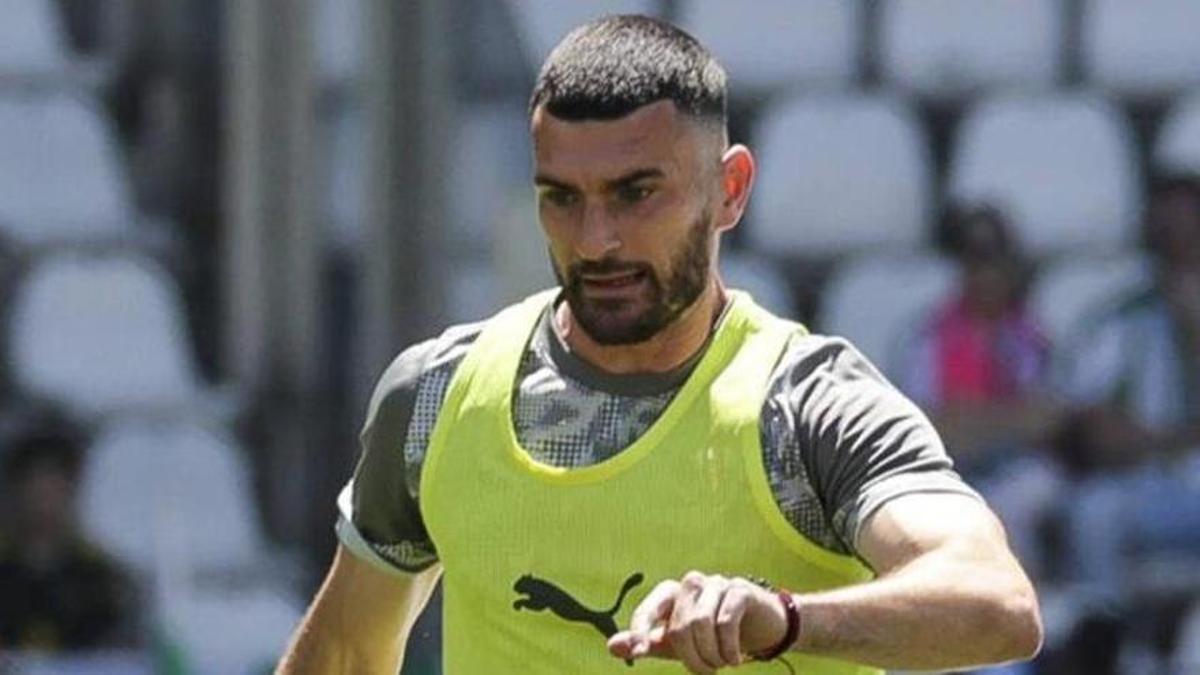 Pablo Vázquez, en el calentamiento del Sporting en Córdoba.