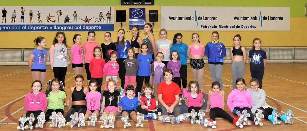 Un grupo de patinadoras del equipo langreano, antes de una sesión de entrenamiento.