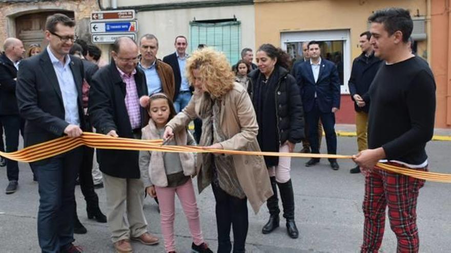 Corte de la cinta, durante la inauguración oficial.